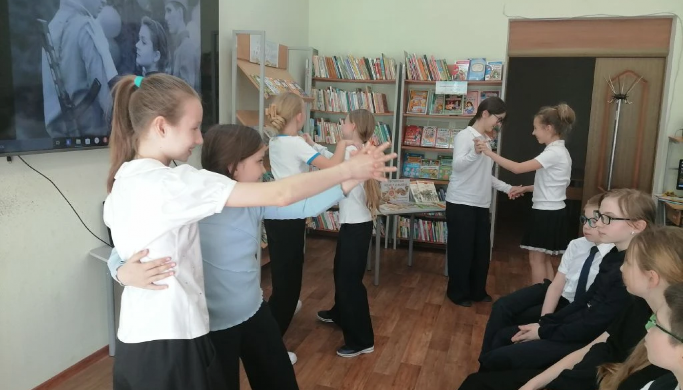 Музыкальная гостиная «Наш цветущий и поющий звонкий май» 